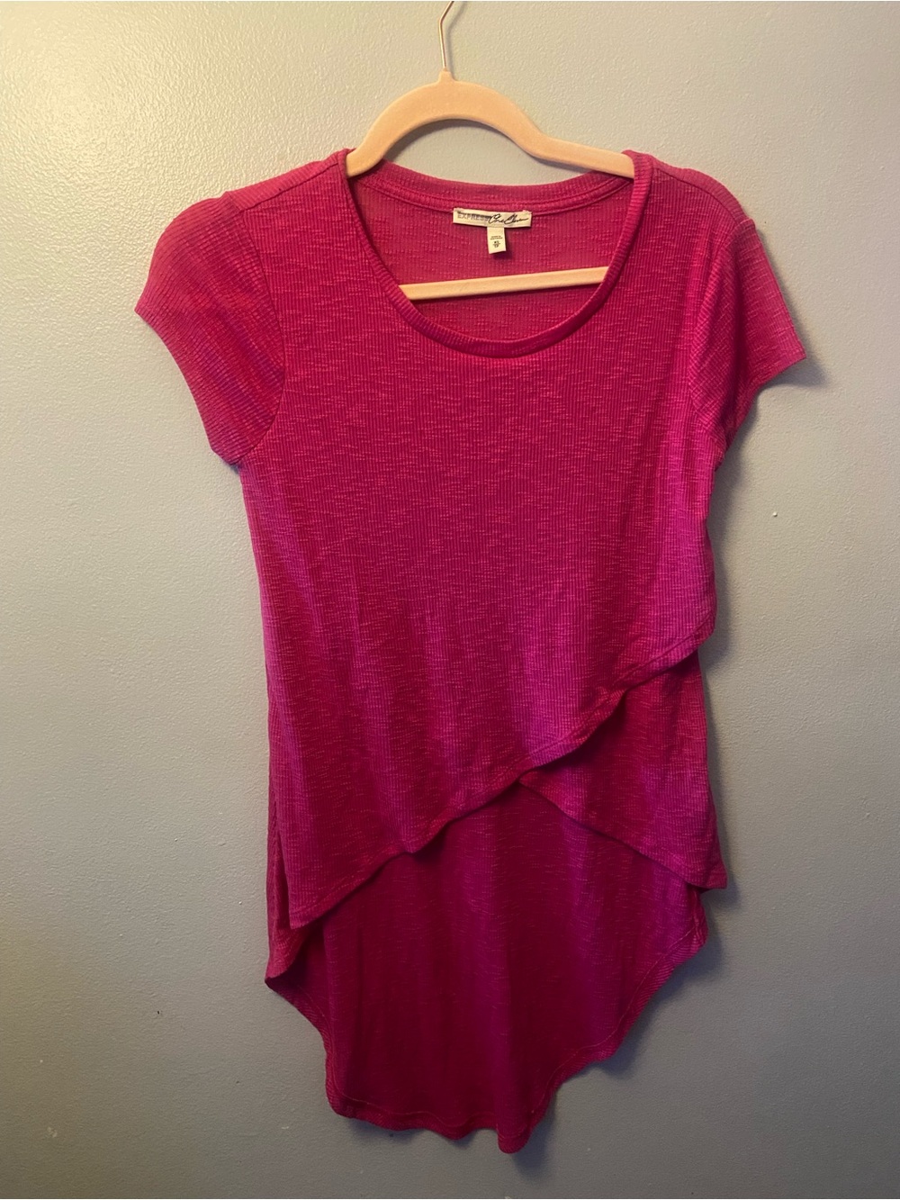 Express Fuchsia Layered High-Low Ribbed Scoop Beck Short Sleeve Top